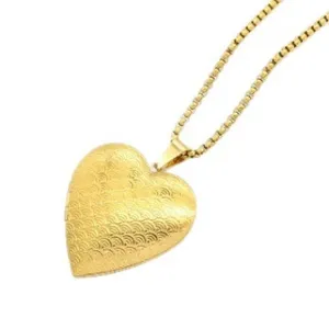 Collier pendentif médaillon cœur en acier inoxydable doré, bijou étanche image principale.