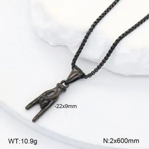 Collier pendentif geste de main rock en acier inoxydable, détail bijou noir élégant.