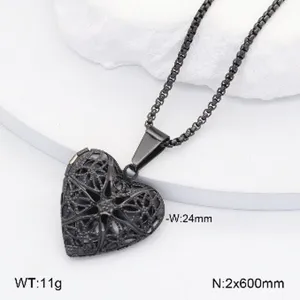 Vue détaillée du collier pendentif médaillon coeur en acier inoxydable noir avec chaîne.