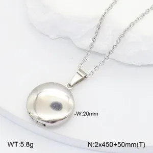 Collier pendentif médaillon rond en acier inoxydable, détail de surface polie lisse.