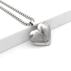 Collier pendentif médaillon cœur en acier inoxydable gravure tour Eiffel détail vue.