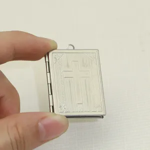 Pendentif médaillon mini livre en acier inoxydable avec croix en relief bijou chrétien rétro.