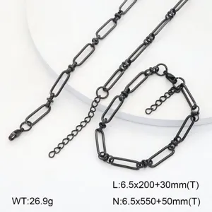 Vue de détail de collier et bracelet en chaîne géométrique en acier inoxydable.