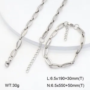 Vue détaillée du set de collier et bracelet en acier inoxydable à motif géométrique.