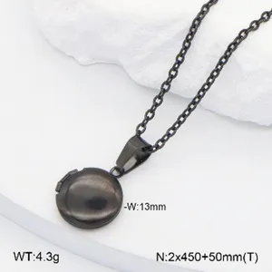 Vue detaillee d un collier pendentif medaillon rond en acier inox avec finition lisse.