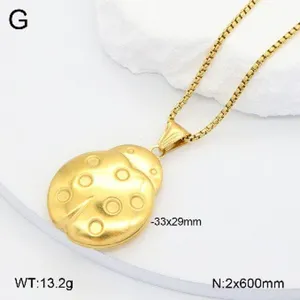 Collier pendentif médaillon coccinelle en acier inoxydable doré détail du produit.