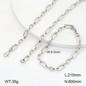 Ensemble de collier et bracelet de chaîne géométrique en acier inoxydable, vue détaillée.
