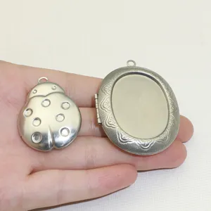 Ensemble pendentif médaillon en acier inoxydable, coccinelle vintage et médaillon ovale gaufré.