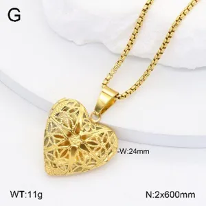 Vue detaillee du collier avec pendentif medaillon coeur en acier inoxydable dore.
