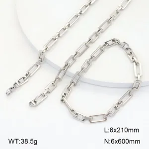 Vue détaillée de l'ensemble de colliers et bracelets géométriques en acier inoxydable.