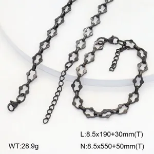 Détail chaîne trèfle en acier inoxydable, ensemble collier et bracelet faits main ton noir.