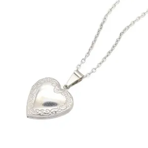 Collier pendentif médaillon cœur en acier inoxydable pour femme, chaîne classique.