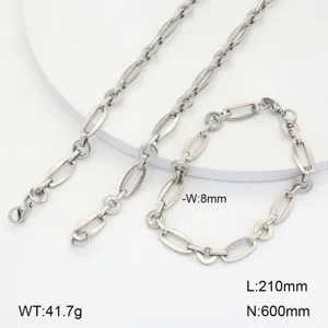 Gros plan détaillé du collier et bracelet en chaîne à maillons ovales géométriques.