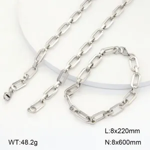 Vue détaillée de l'ensemble collier et bracelet en chaîne géométrique en acier inoxydable.