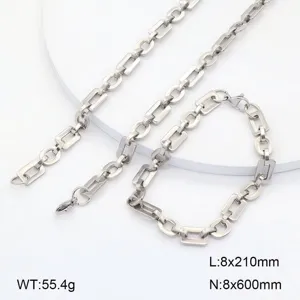 Vue rapprochée des détails de l'ensemble de collier et bracelet en chaîne en acier.
