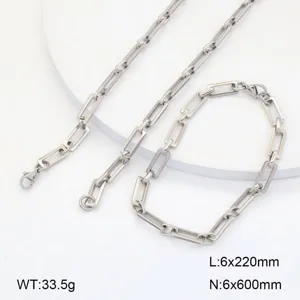 Ensemble de collier et bracelet en acier inoxydable, vue de detail montant les maillons.