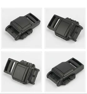 Gedetailleerde weergave van een zwarte magnetische plastic gesp voor tassen en helmen.