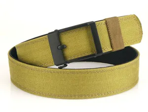 Vue détaillée d'une ceinture tactique en nylon avec boucle automatique noire mate