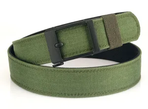 Vue macro détaillée montrant la texture épaisse en nylon durable de la ceinture tactique verte