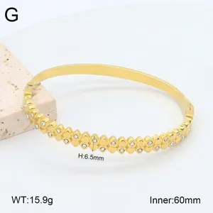 Gros plan détaillé du bracelet jonc en acier doré et strass avec ses dimensions claires.