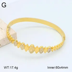 Vue détaillée du bracelet jonc en acier inoxydable doré avec strass et design géométrique unique.