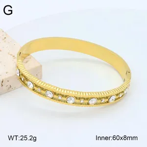 Bracelet jonc ouvert en acier inoxydable avec strass, détail plaqué or 18k chic.