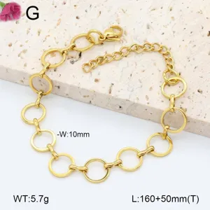 Vue de détail d'un bracelet en acier inoxydable doré à maillons géométriques.