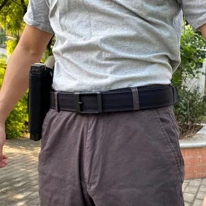 Ceinture tactique robuste en nylon pour hommes avec une boucle automatique noire.