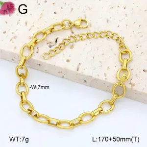 Vue détaillée du bracelet en maille d'acier inoxydable doré, montrant la texture et la finition.