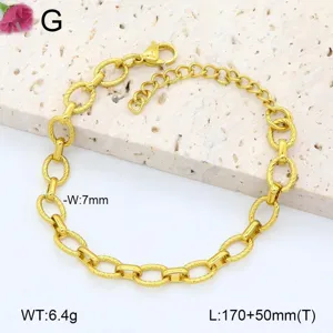 Vue détaillée du bracelet de chaîne en acier au titane doré, présentant des maillons raffinés.