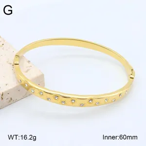 Bracelet jonc ouvert en acier inoxydable doré avec strass étincoyants, diamètre 60mm.
