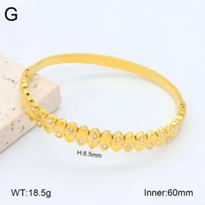 Vue détaillée du bracelet jonc en acier inoxydable cœur avec dimensions et poids.