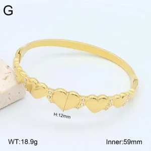 Bracelet jonc en acier inoxydable doré avec motif de cœurs, détail hauteur 12mm et taille.