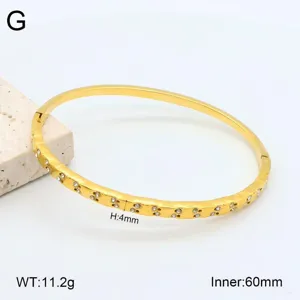 Vue détaillée du bracelet jonc ouvert en acier inoxydable plaqué or 18k avec strass 60mm