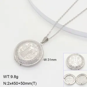 Vue détaillée du collier pendentif médaillon rond en acier inoxydable avec gravure.