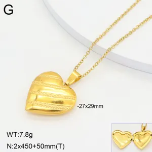 Gros plan détail du collier pendentif cœur en acier inox avec vue ouverte et taille.