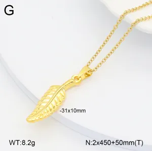 Collier pendentif feuille en acier inoxydable doré, vue de détail, bijou élégant femme.