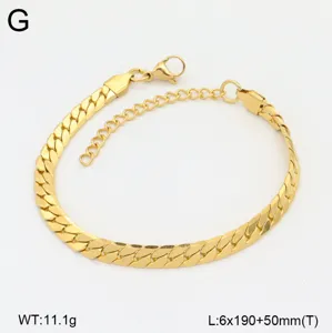 Vue de détail de bracelet gourmette en acier inoxydable doré avec chaîne d'extension