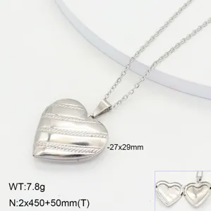 Collier pendentif medaillon coeur en acier inoxydable, vue detaillee avec texture elegante.