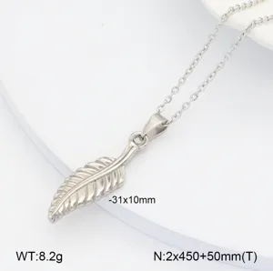 Détail de collier pendentif plume en acier inoxydable, bijou élégant et léger.