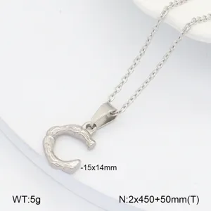Collier pendentif en forme de C en acier inoxydable avec chaîne délicate, bijou minimaliste.