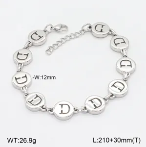 Bracelet en acier inoxydable avec breloque lettre D, chaîne argentée polie, longueur réglable.