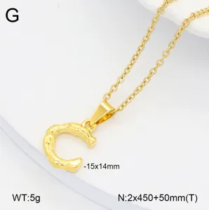 Vue détaillée du collier pendentif lettre C en acier inoxydable doré avec finitions.