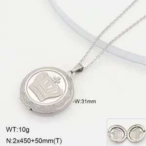 Collier médaillon rond en acier inoxydable avec gravure de couronne détaillée et chaîne.