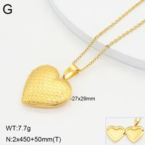 Gros plan détaillé du pendentif médaillon cœur en or avec une surface texturée.
