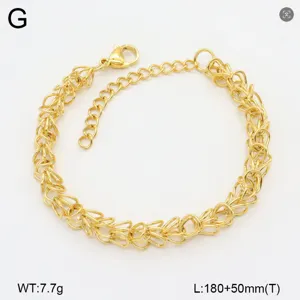 Gros plan détaillé de la texture et des maillons du bracelet chaîne en acier titane.