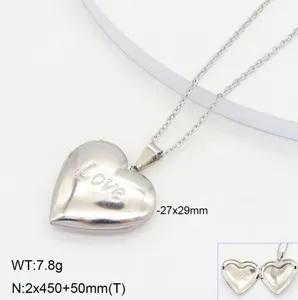Vue de détail du collier médaillon cœur en acier inoxydable avec motif gravé et chaîne élégante.