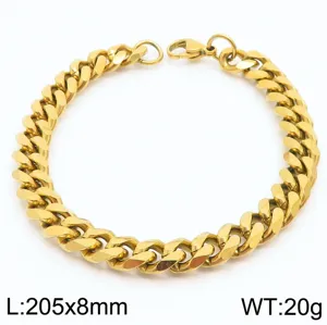 Gros plan détaillé d'un élégant bracelet gourmette en acier inoxydable plaqué or 18k.