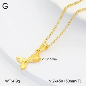 Gros plan détail d'un collier pendentif queue de sirène en acier inoxydable doré.