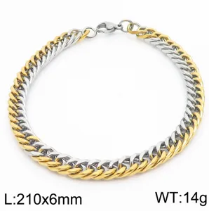 Vue rapprochée montrant les détails exquis du bracelet en chaîne gourmette en acier.